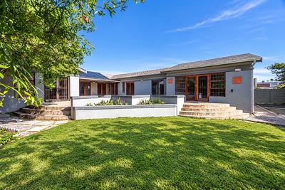 House For Sale in Bloubergrant, Cape Town